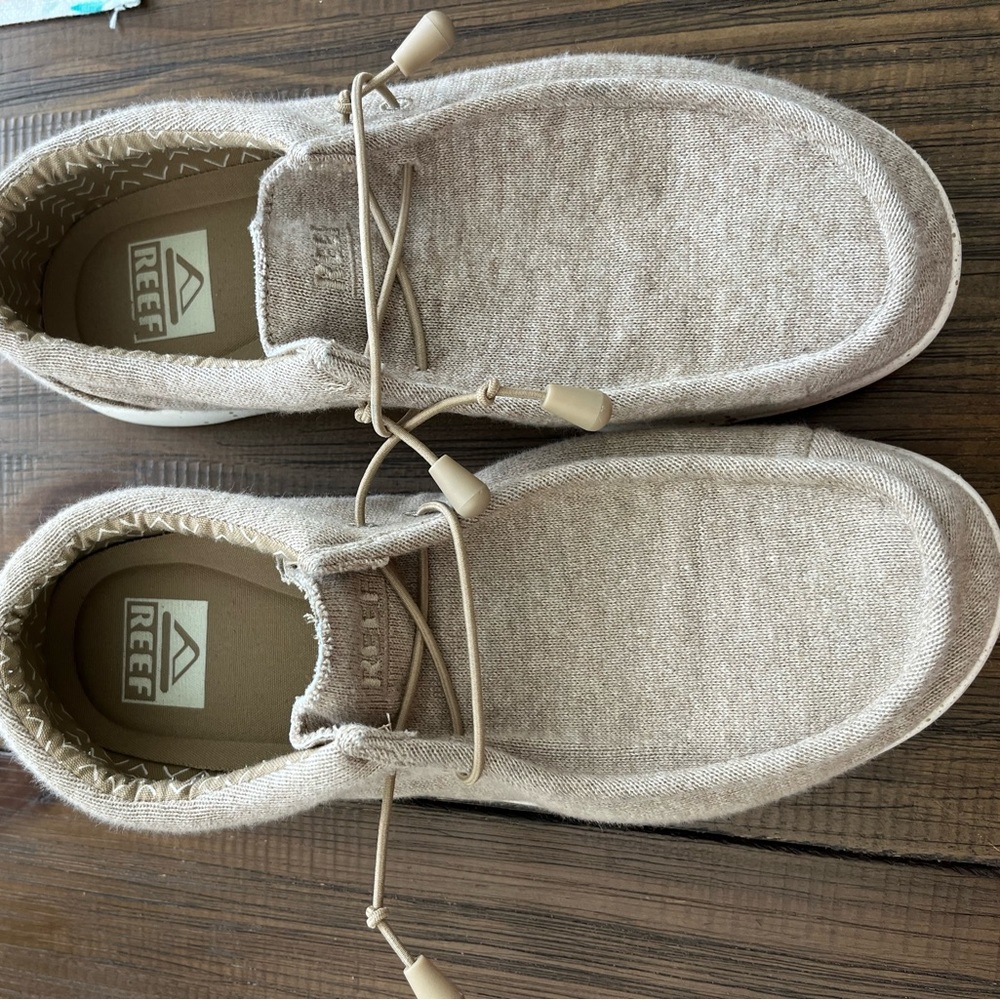 Men’s Size 10 Reef slip on casual sneaker Beige Barely worn